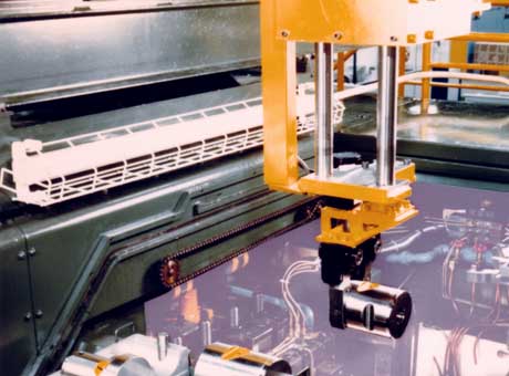 1982 Japan’s first individual tool change robot